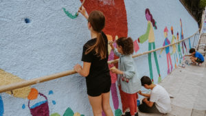 Alumnas y alumnos de Murumendi pintando el mural para reivindicar los derechos de la infancia